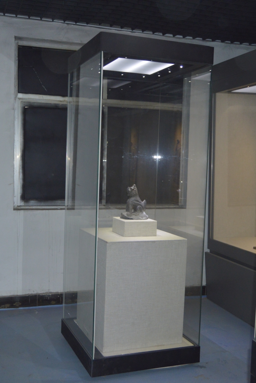 大连恒艺空间展柜制作工厂 专业定制博物馆陈列柜、独立展柜与沿墙柜